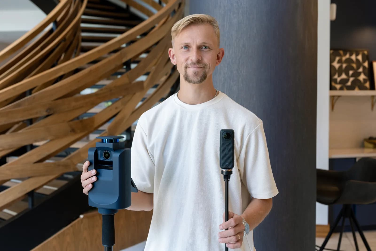 TNT photographer with a 3D scanner and 360-degree camera